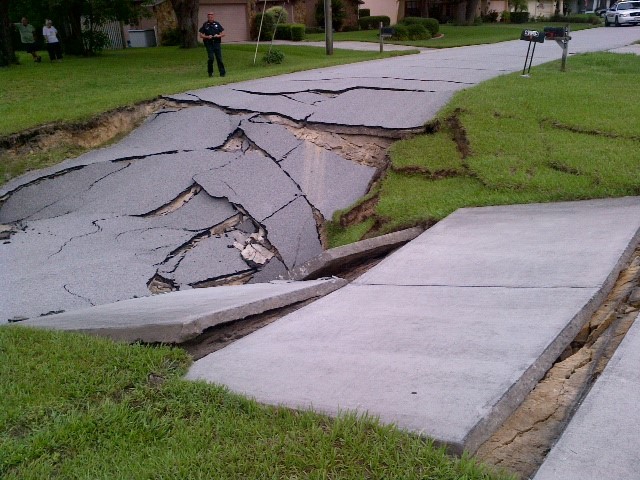 Sinkhole closes Spring Hill intersection