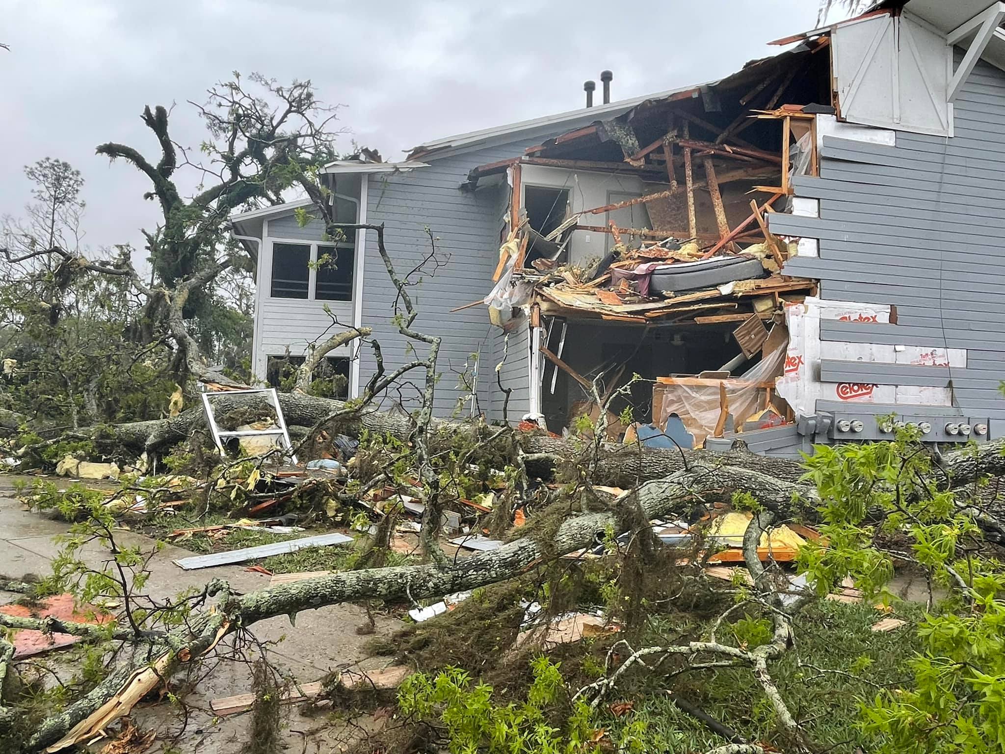 Natural disasters hurricane. Стихийные бедствия ураган. Торнадо во Флориде. Флорида смерч. Шторм это стихийное бедствие.